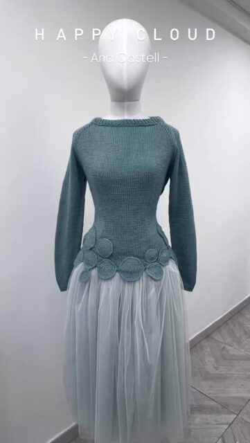 ✨ Dos técnicas, un solo concepto: elegancia sin esfuerzo. ✨

🔹 Punto tejido a mano con algodón de primera calidad.
🔹 Falda confeccionada a medida con delicadeza y precisión.

Lo mejor de ambos mundos en un look que fluye con naturalidad y que se siente tan bien como se ve.

💎 Encargos personalizados abiertos.
📩 Escríbeme y hagamos tu pieza única.

¿Te atreverías con este look? Déjame un ✨ en comentarios si sí.

#ModaArtesanal #CosturaAMedida #DiseñoExclusivo #ModaSostenible #HandmadeFashion #SlowFashion #modaespañola