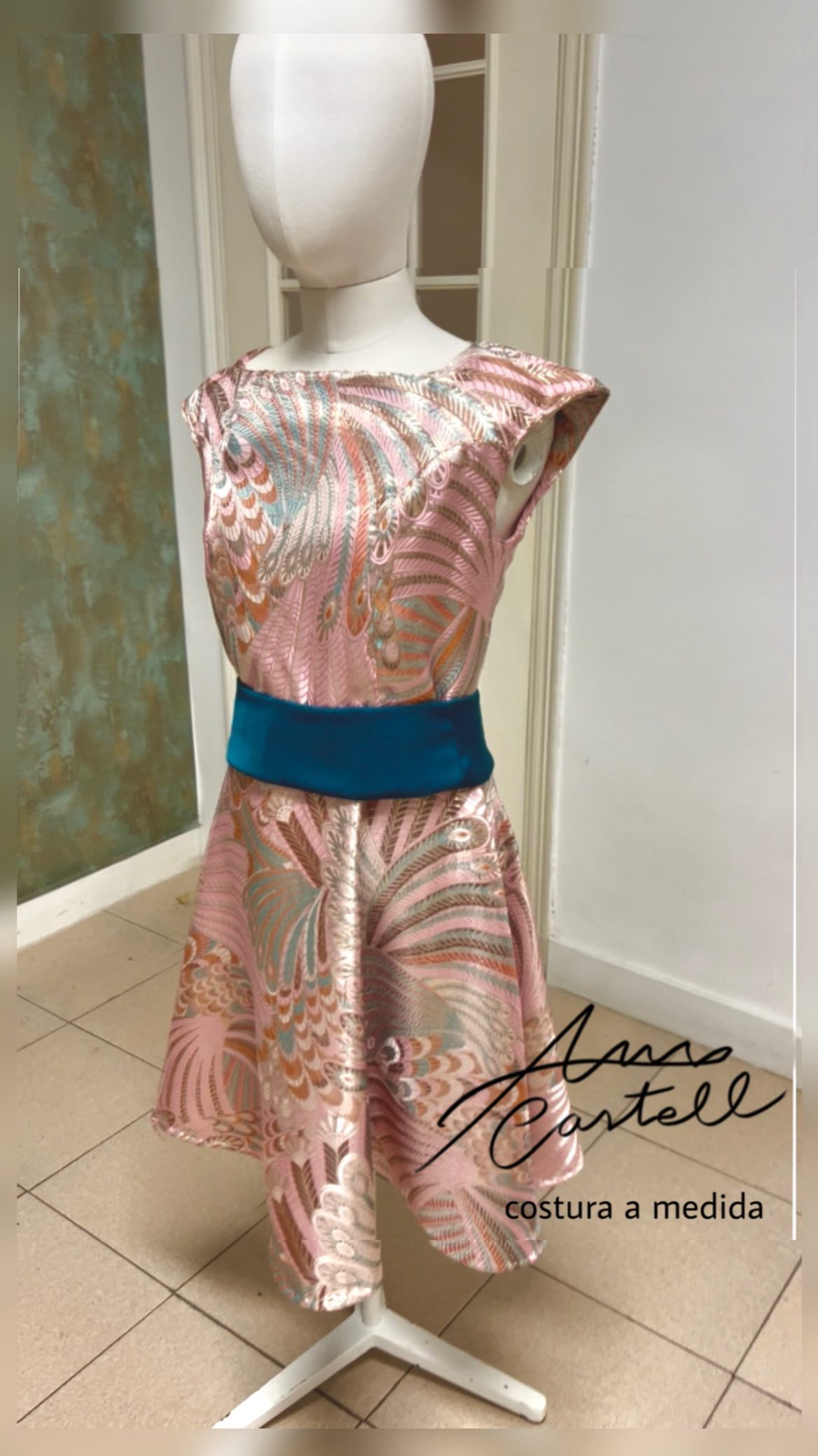 Un vestido para una invitada especial.
Costura a medida y diseños con alma en nuestro atelier de Castellón.
Happy Cloud. Calle Gobernador 34.
Escríbenos o visítanos para saber más.