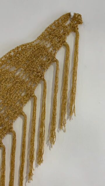 No es solo un chal.
Es una pieza tejida a mano, punto a punto, en Castellón.
Crochet delicado. Materiales de calidad.
Producción limitada, porque lo especial no se hace en serie.

Disponible en dorado, beige y azul marino.
¿Lo quieres en otro color? Lo hacemos para ti.

Ven a verlo a Calle Gobernador 34 o encárgalo online en www.happycloudshop.com

Moda lenta. Ediciones pequeñas. Presencia inolvidable.

#chalartesanal #modaartesanal #slowfashion #hechoamano #modaconsciente #modaslow #happycloudshop #modaespana #modalujoartesanal #modaexclusiva #modadeautor #invitadaideal #chalhechoamano #diseñocastellon