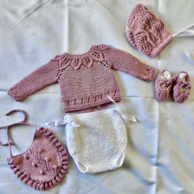 Hemos incorporado a la web nuestros conjuntos de primera puesta tejidos a mano en algodón 100%.Son piezas únicas, realizadas con mimo y pensadas para esos primeros días tan especiales.Modelos únicos.Conjuntos completos disponibles desde 65€.Ya en www.happycloudshop.com