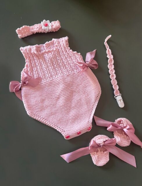 Un nuevo conjunto acaba de llegar a Happy Cloud. 🎀

Y tenemos que confesar que este nos ha enamorado especialmente. Fue uno de los conjuntos que elegimos para la primera puesta de nuestra pequeña Sara y estaba tan monísima que nos conquistó a todos. 🥹💗

Cuatro piezas tejidas a mano, puntada a puntada, en un delicado rosa empolvado: pelele, patucos, diadema y chupetero a juego, con pequeños detalles que lo hacen todavía más especial.

Un conjunto confeccionado con muchísimo cariño, pensado para acompañar los primeros momentos de vida y convertirse en un recuerdo para siempre.

Ya disponible en nuestra web. 🤍

www.happycloudshop.com

#HappyCloudHandmade #PrimeraPuesta #RopaDeBebé #HechoAMano #ModaInfantil